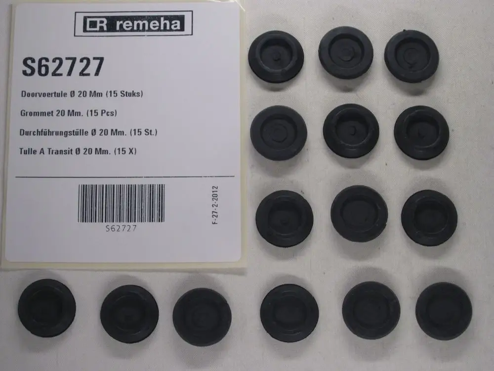 Schwarze Gummistücke von Remeha, angeordnet in mehreren Reihen. Im Hintergrund ist eine Produktkarte mit Artikelbezeichnung und Barcode zu sehen.